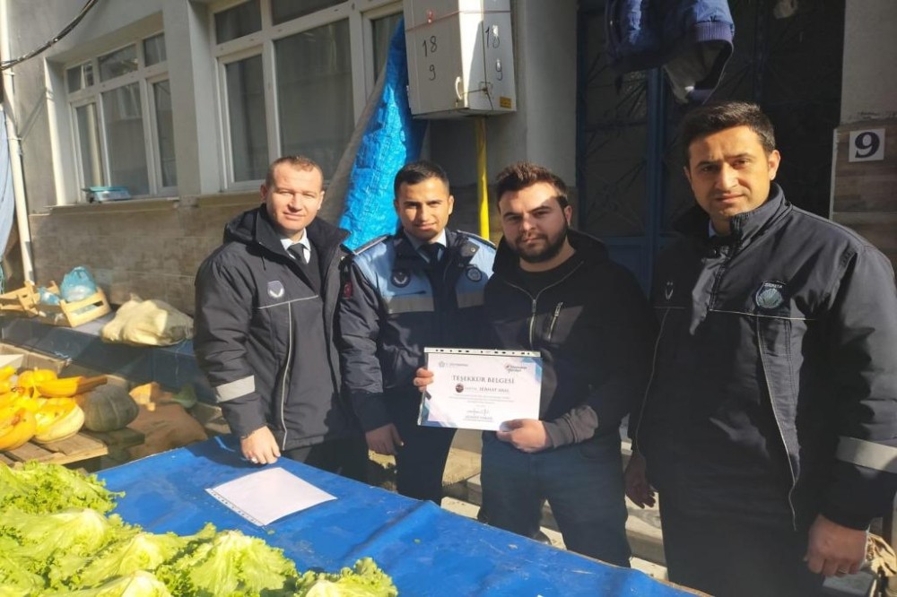 İçi para dolu çantayı bulan pazarcılara ödül 