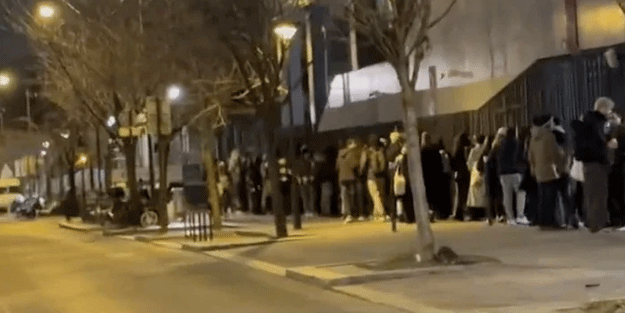 İçimizdeki Avrupa seviciler utansın! Paris'te öğrenciler erzak yardımı kuyruğunda