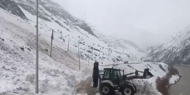 İçinde 3 kişi olan otomobil, çığ altında kalmaktan son anda kurtuldu