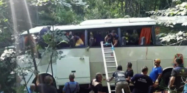 İçinde 47 kişinin bulunduğu tur otobüsü şarampole yuvarlandı: Ölüler ve yaralılar var