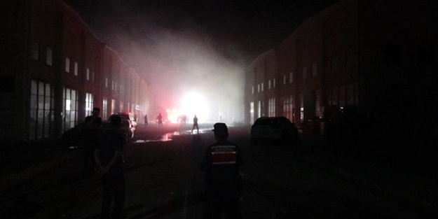 İçinde kimyasal tarım ürünlerinin bulunduğu fabrika alev alev yandı