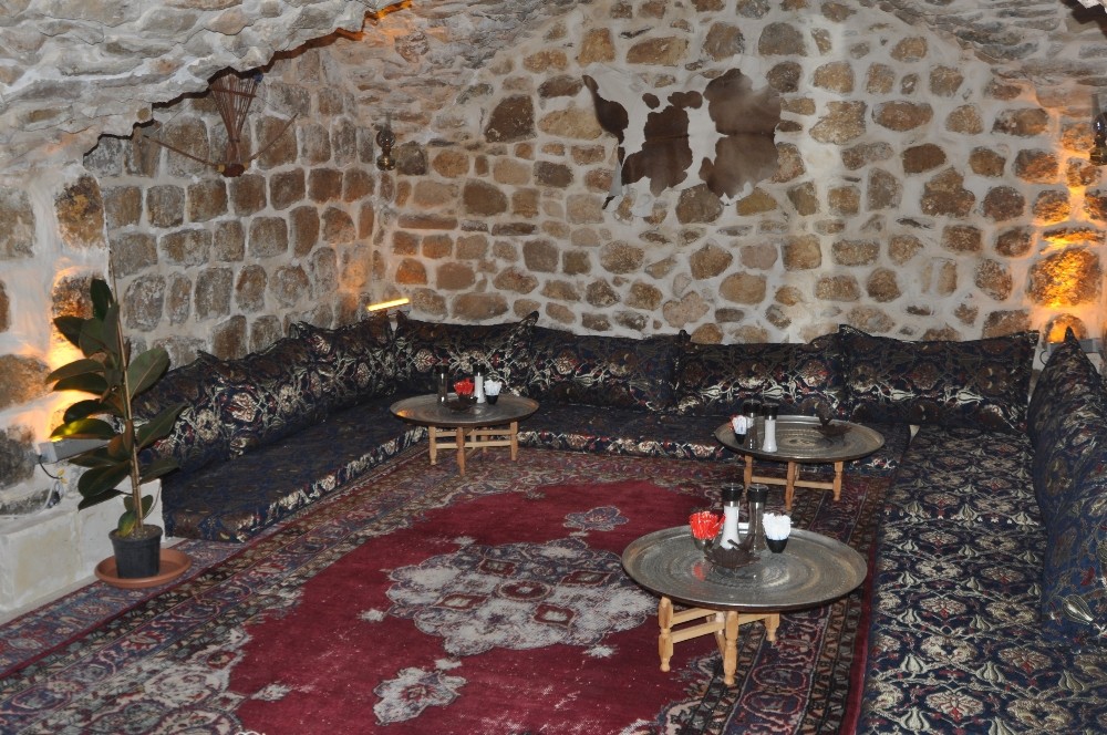 İçinden 17 traktör çöp çıkartılan metruk binaya girenler çıkmak istemiyor 