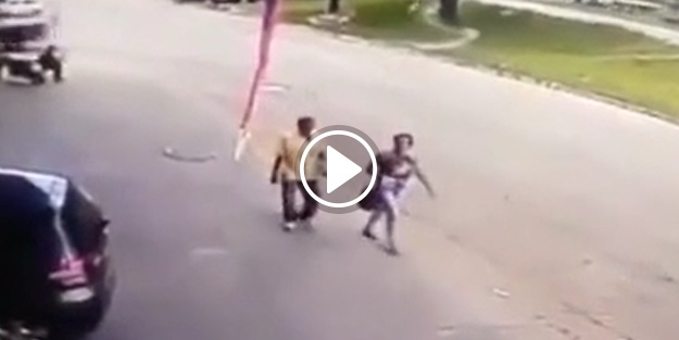 İçiniz acıyacak! Savrulan lastik adama çarptı!