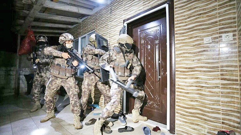 İçişleri Bakanı Ali Yerlikaya, Narkogüç Operasyonu'nu gerçekleştiren kahraman polisleri tebrik etti: Toplumu zehirlemelerine asla izin vermeyeceğiz