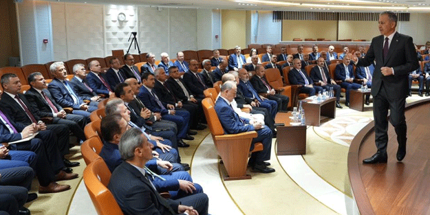 Bakan Yerlikaya valilerle bir araya geldi