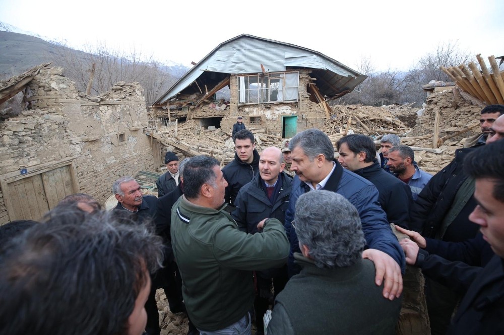 İçişleri Bakanı Soylu ile Sağlık Bakanı Koca depremde 6 evin yıkıldığı köyde incelemede bulundu 