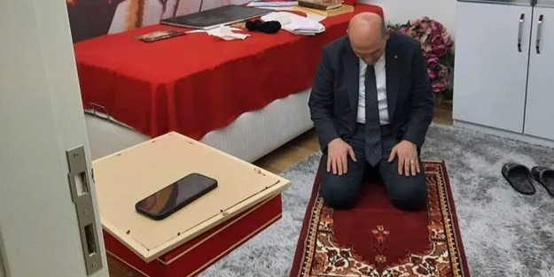 İçişleri Bakanı Süleyman Soylu şehidin seccadesinde namaz kıldı