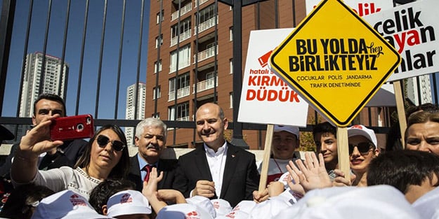 İçişleri Bakanı Soylu yaya geçidi nöbetinde