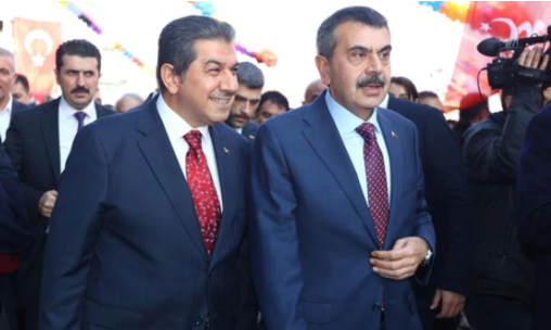 Milli Eğitim Bakanı Yusuf Tekin ona: "Yanlışlıkla büyükşehir belediye başkanımız diyecektim az daha" dedi.