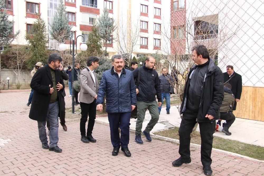İçişleri ve Sağlık Bakanlarından depremzede aileye taziye ziyareti 