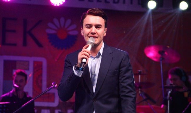 İçki içmeyen Mustafa Ceceli'den takdirlik hareket!