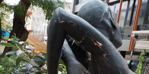 "Alkol yasaklanmasın" diyen laikçiler şaşkın: İçkicilerden yarı çıplak heykele tecavüz girişimi!
