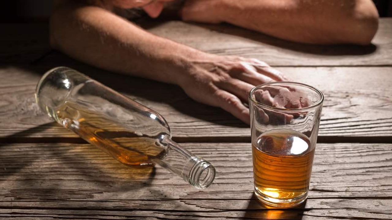 İçkinin gerçeği de sahtesi de öldürüyor! O şehirde içki yüzünden 105 kişi öldü