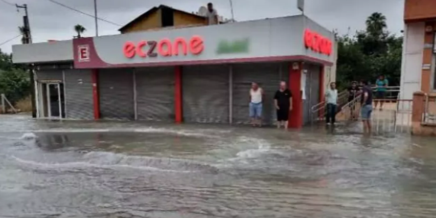 İçme suyu borusu patladı, ev ve iş yerlerini su bastı