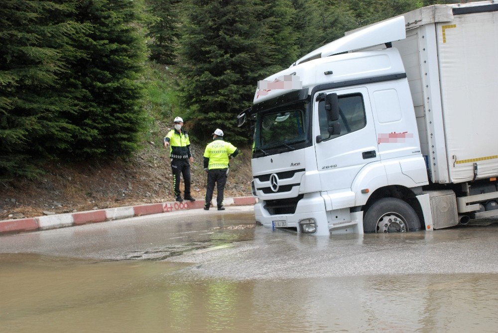 İçme suyu borusu patladı, kamyon çöken yolda saplandı 