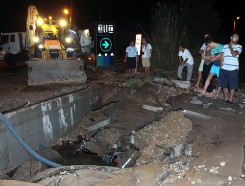 İçme suyu hattı bomba gibi patladı
