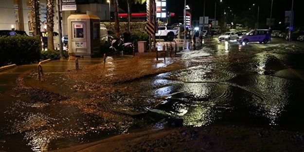 İçme suyu hattı patladı, Bodrum'u su bastı