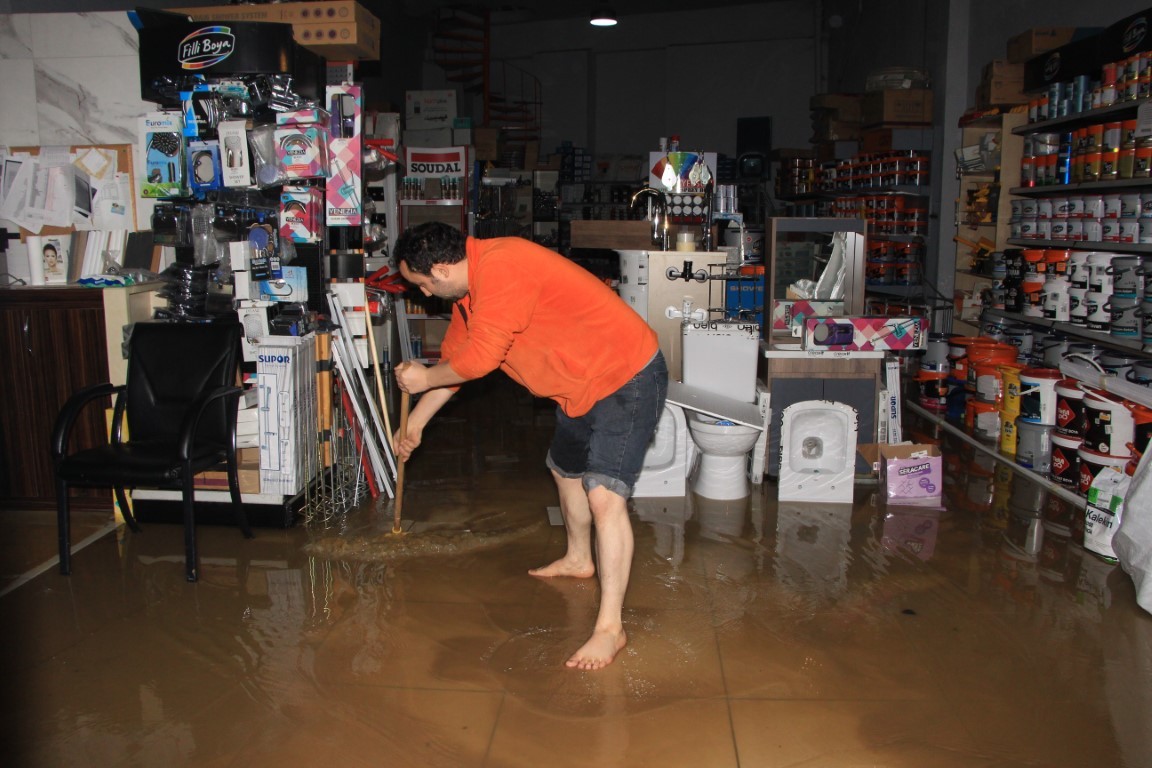 İçme suyu isale hattı patladı, ortalık savaş alanına döndü