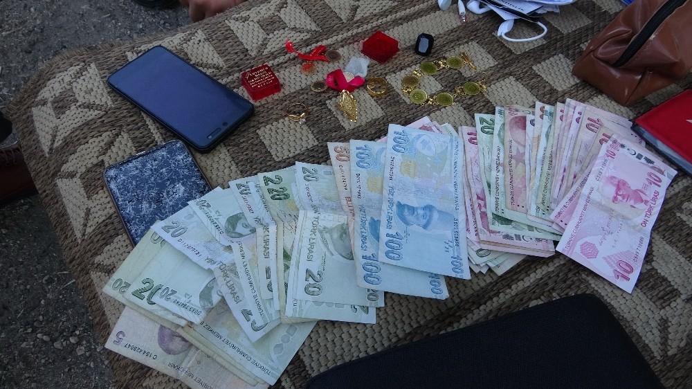 İcralık şoför bulduğu çanta dolusu altın ve parayı sahibine teslim etti 