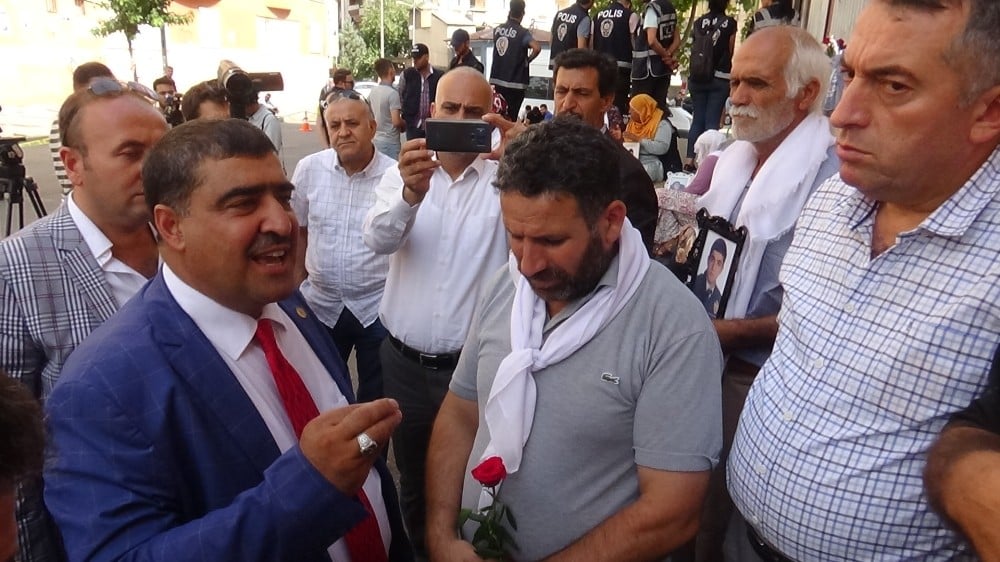 İdareci ve Bürokratlar Birliği Derneği’nden oturma eylemi yapan ailelere ziyaret 