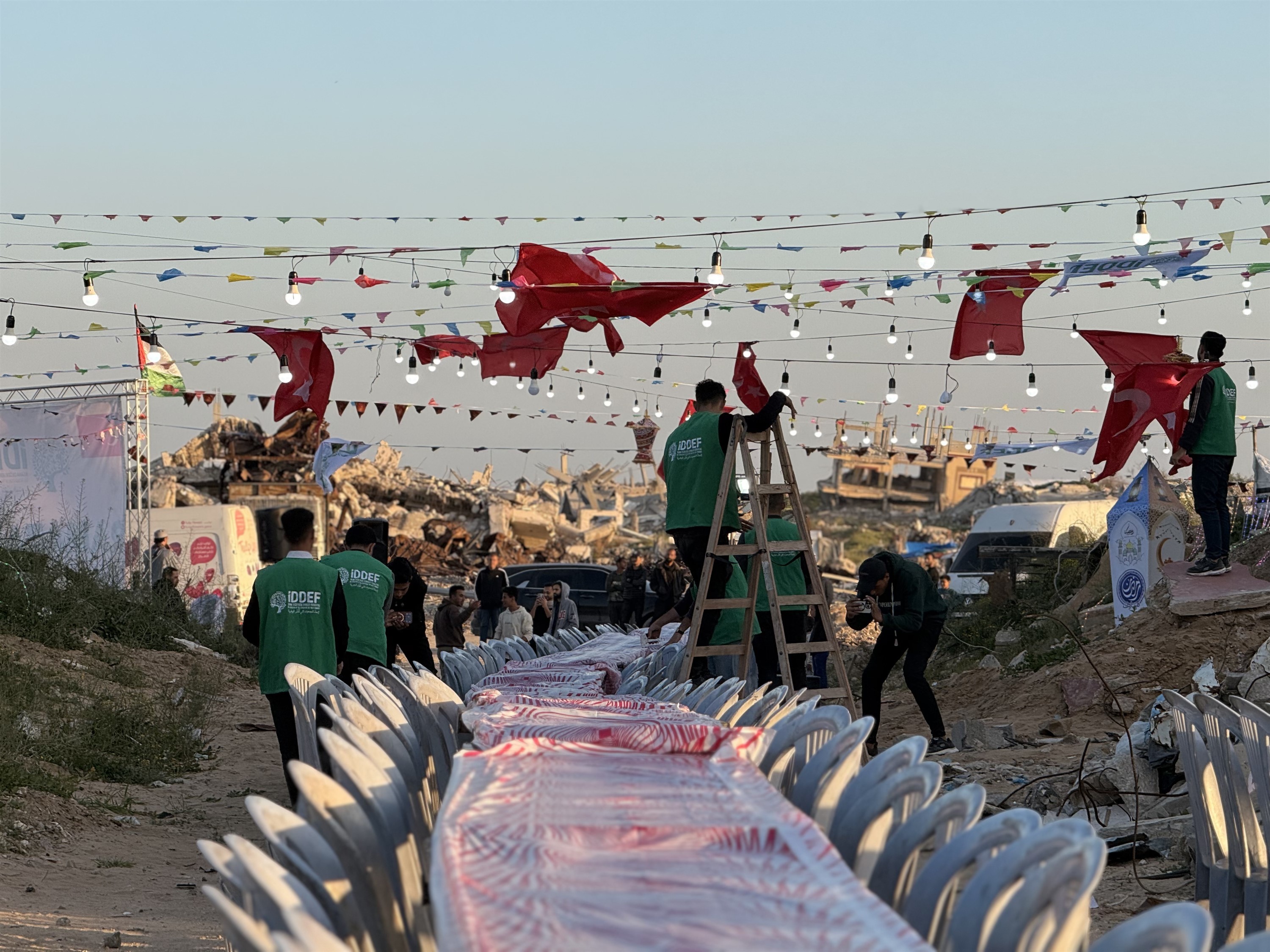 İDDEF Gazze’de Yıkıntılar Arasında Umut Sofraları Kuruyor