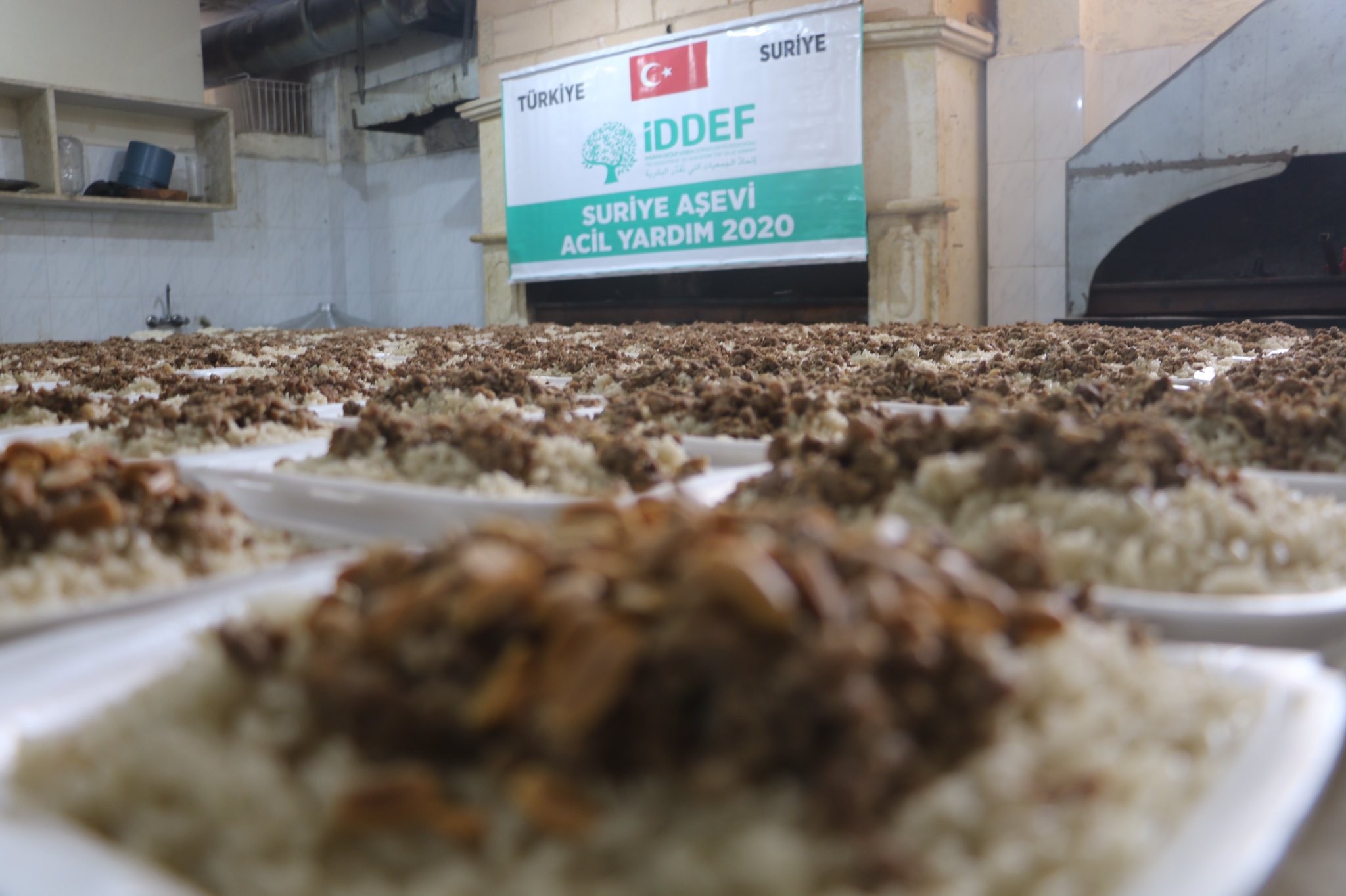İDDEF İdlib’de her gün 1500 kişiye iftar veriyor