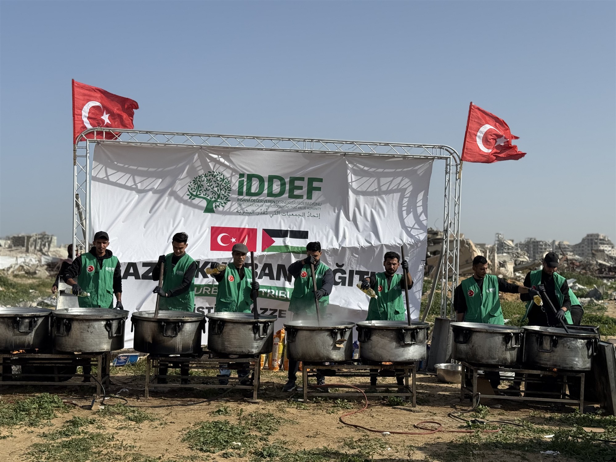İDDEF’in Gazze’de Sıcak Yemek Dağıtımları Aralıksız Sürüyor