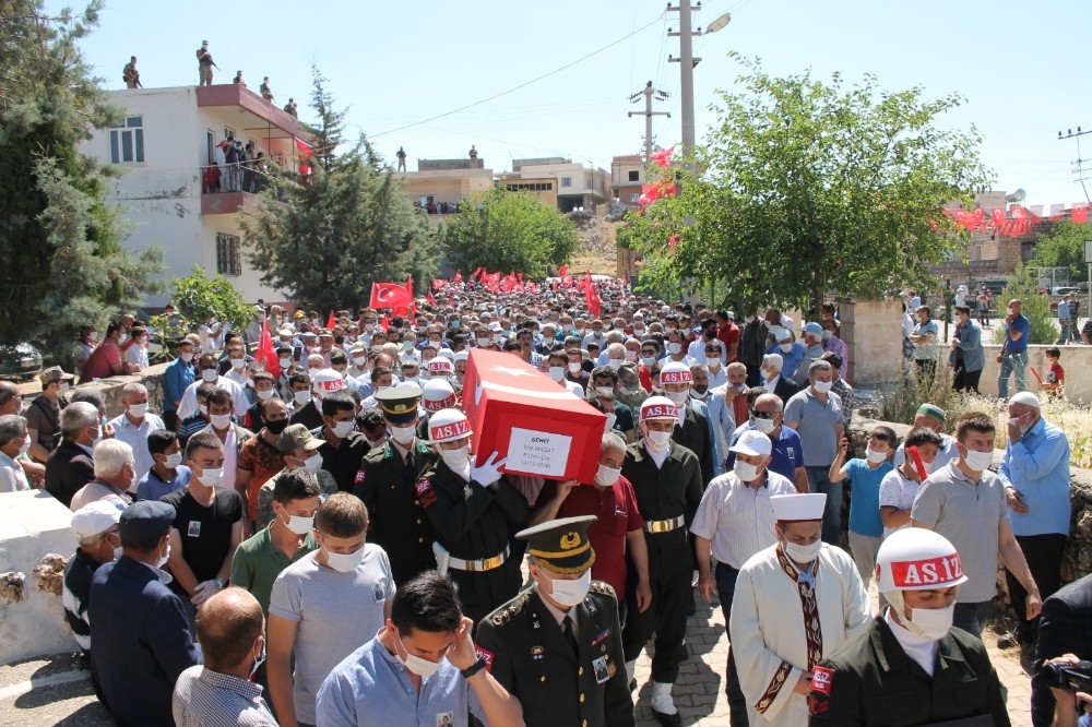 İdlib şehidi ’Kahrolsun PKK’ sloganları ile son yolculuğuna uğurlandı 