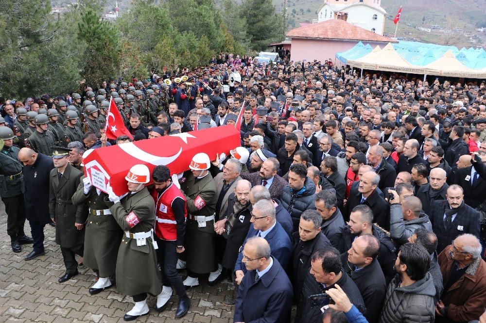 İdlib şehidini binler uğurladı 