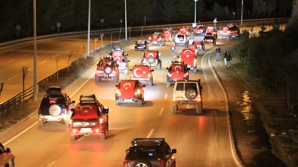 İdlib şehitleri için 500 araçlık konvoy yaptılar 