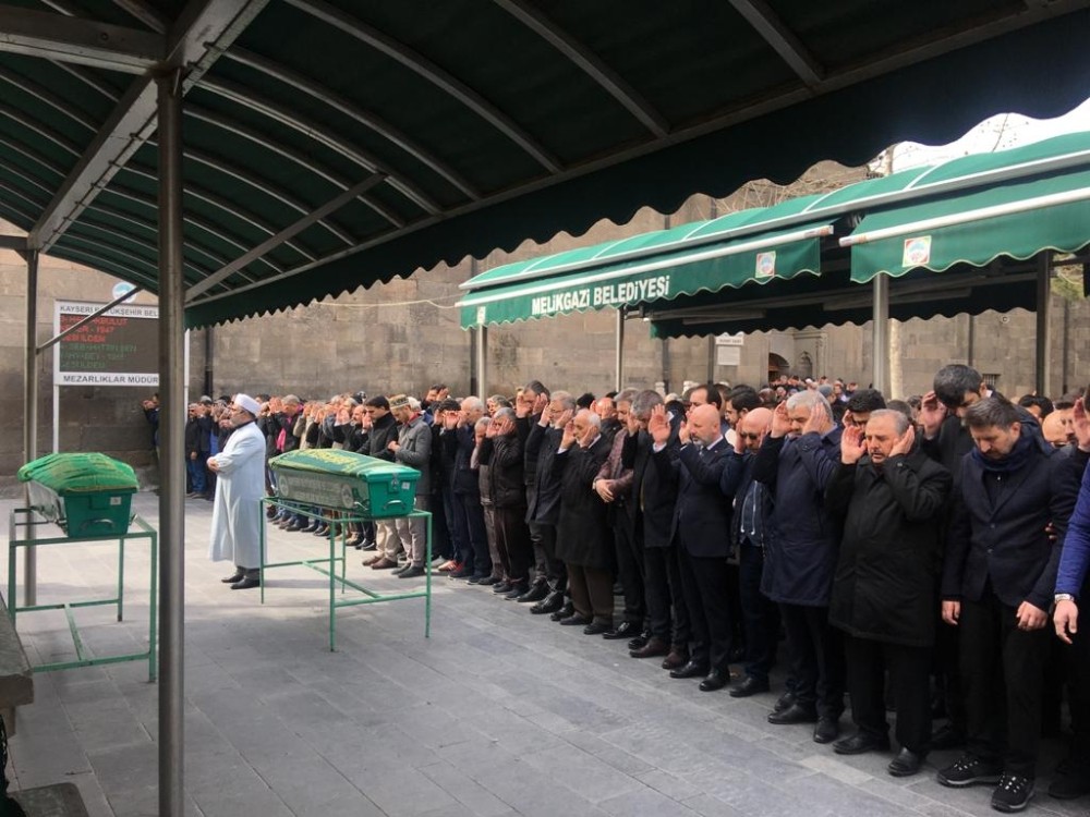 İdlib Şehitleri için gıyabi cenaze namazı kılındı 
