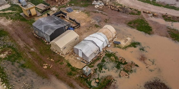 İdlib'de binlerce ailenin çadırını su bastı!