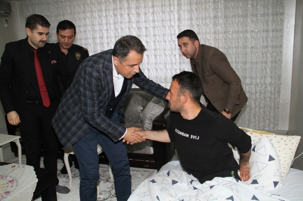 İdlib’de yaralanan gaziye ziyaret 