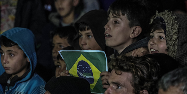 İdlib'deki çadır kamplarda kalan çocukların FIFA heyecanı!