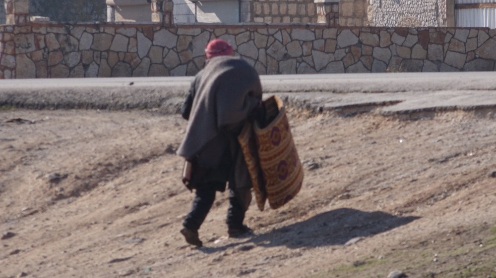 İdlib’den kaçan siviller kendi çabalarıyla hayatta kalmaya çalışıyor 