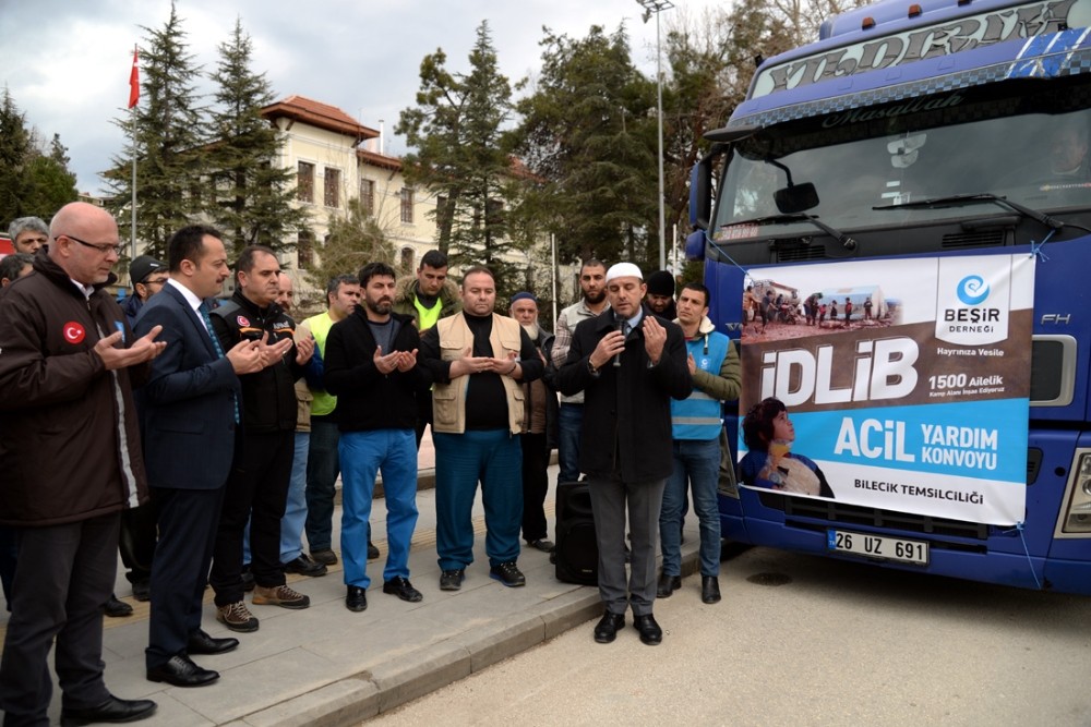 İdlib’e 25 ton un, 300 adet bot ve mont gönderildi 