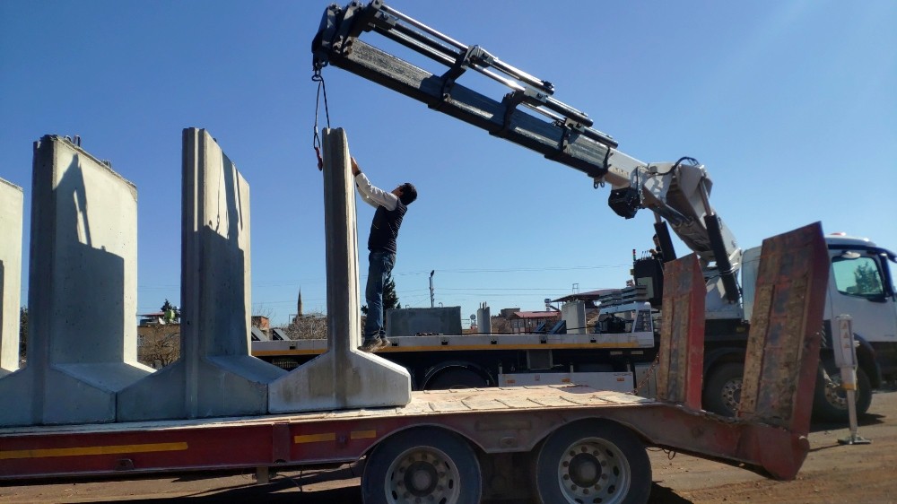 İdlib’e beton bariyer sevkıyatı 