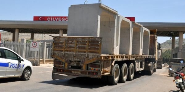 İdlib'e beton blok sevkiyatı sürüyor