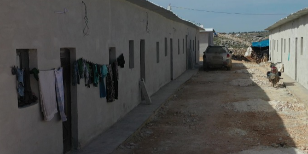 İdlib’li savaş mağduru ailelere evleri teslim edildi