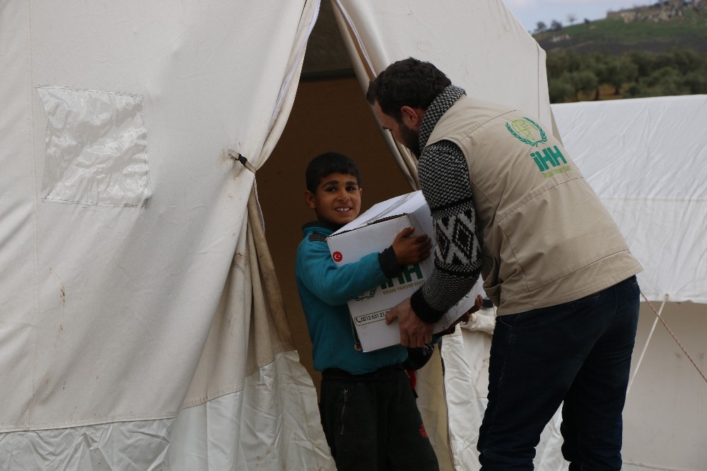 İdlib’ten Afrin’e göç eden sivillere gıda yardımı 
