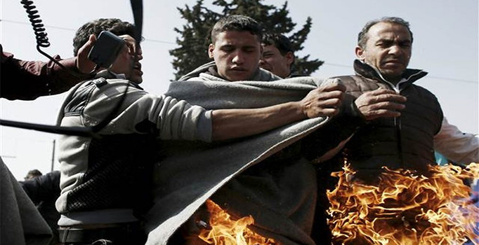 İdomeni kasabasında bekletilen sığınmacılar kendilerini yaktı