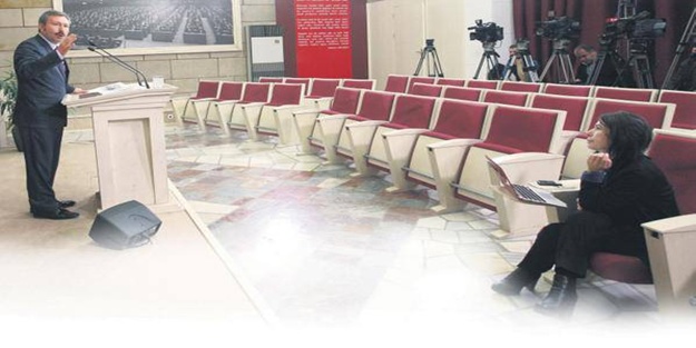 İdris Bal basın toplantısını yalnız yaptı