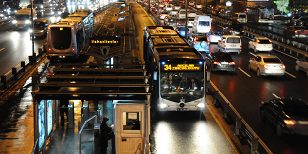 İETT otobüslerini kullanan kadın yolcular için gece...