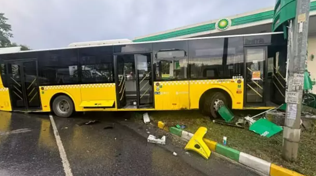 İETT otobüsü akaryakıt istasyonuna daldı! Yaralılar var