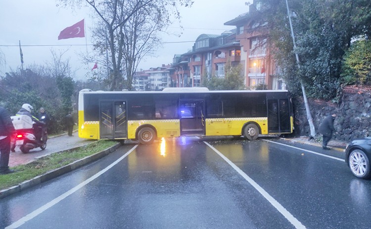 İETT otobüsü duvara çarptı... Yaralanan yolcular çevre hastanelere kaldırıldı
