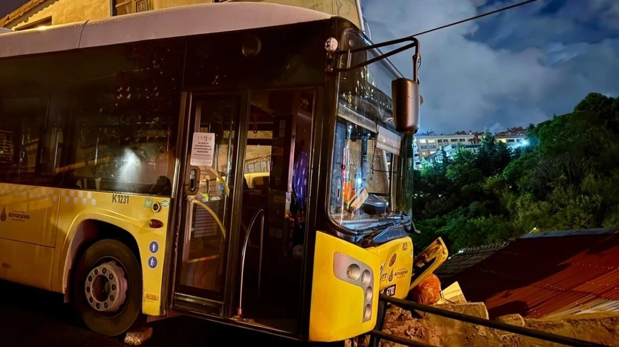 İETT otobüsü evin çatısına ramak kala durdu! İstanbul’da yine kaza