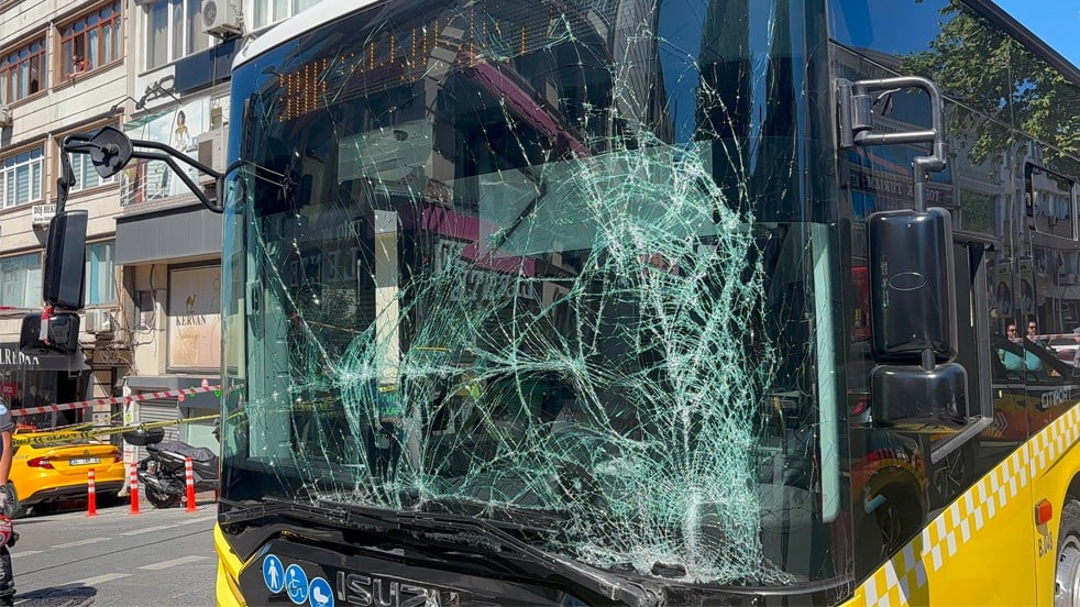 İETT otobüsü ile ambulans çarpıştı: Yaralılar var