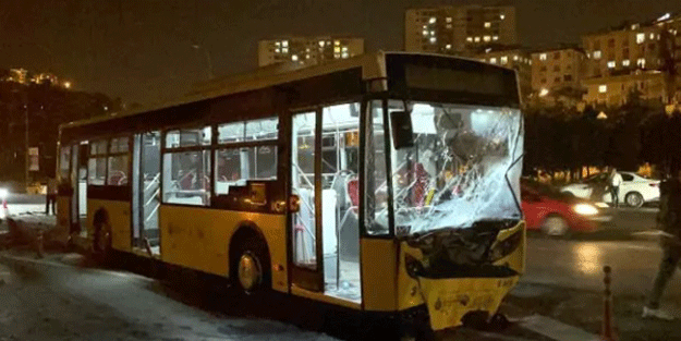 İETT otobüsü ile otomobil çarpıştı: 1 ölü, 4 yaralı