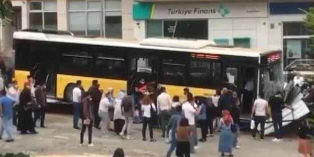 İETT otobüsü kaza yaptı