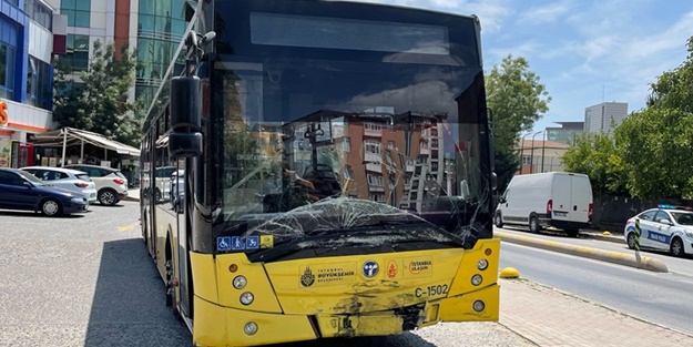 İETT otobüsü, otomobille çarpıştı! Yaralılar var